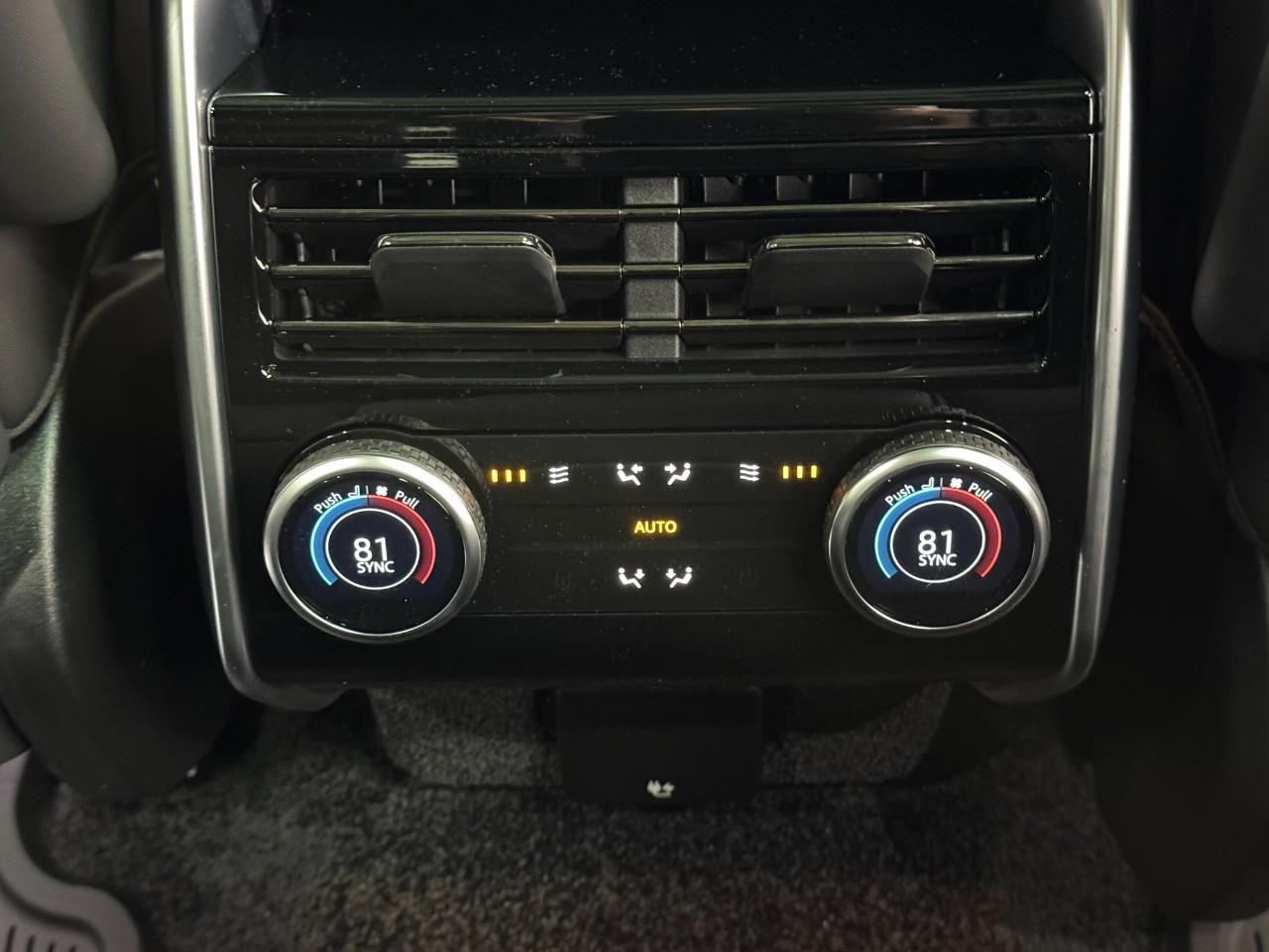 Land Rover Range Rover Vehicle Full-screen Gallery Image 11