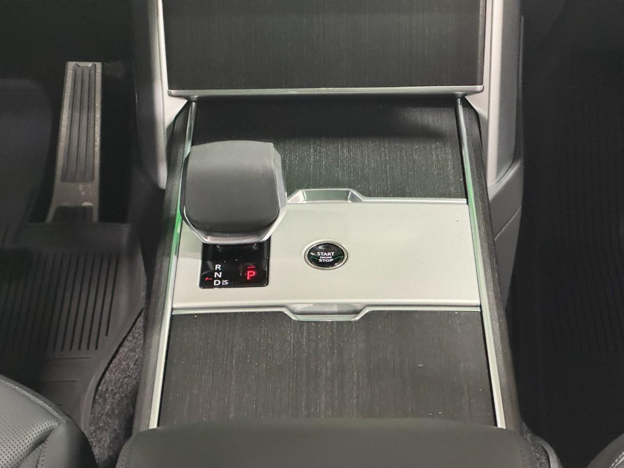 Land Rover Range Rover Vehicle Full-screen Gallery Image 16