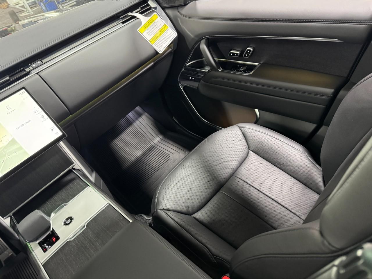 Land Rover Range Rover Vehicle Full-screen Gallery Image 17