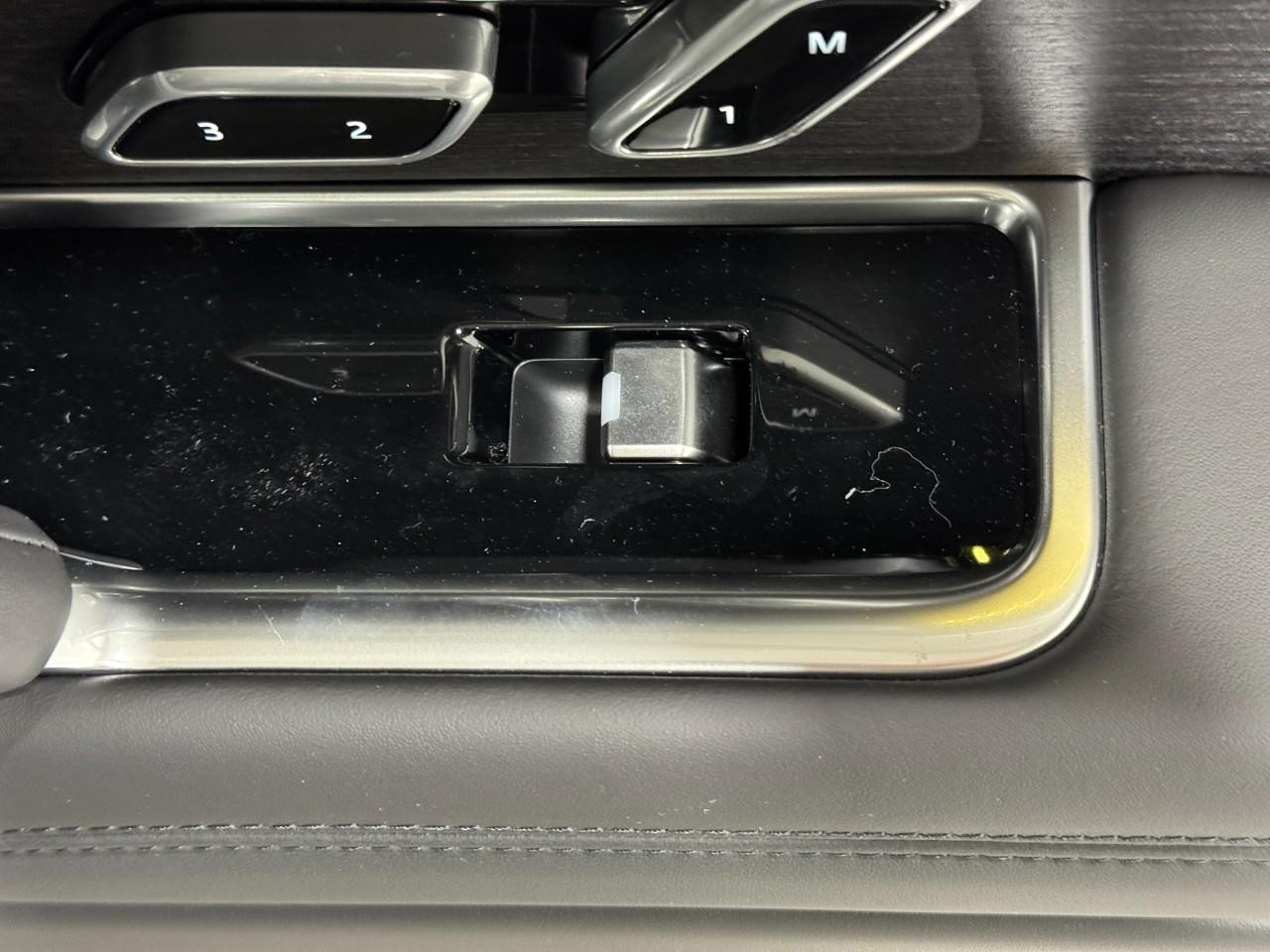 Land Rover Range Rover Vehicle Full-screen Gallery Image 21