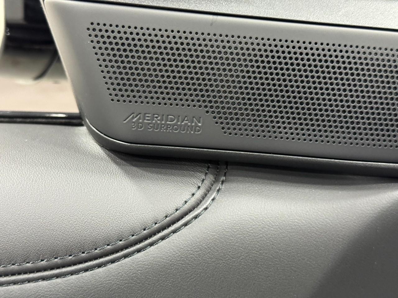 Land Rover Range Rover Vehicle Full-screen Gallery Image 23