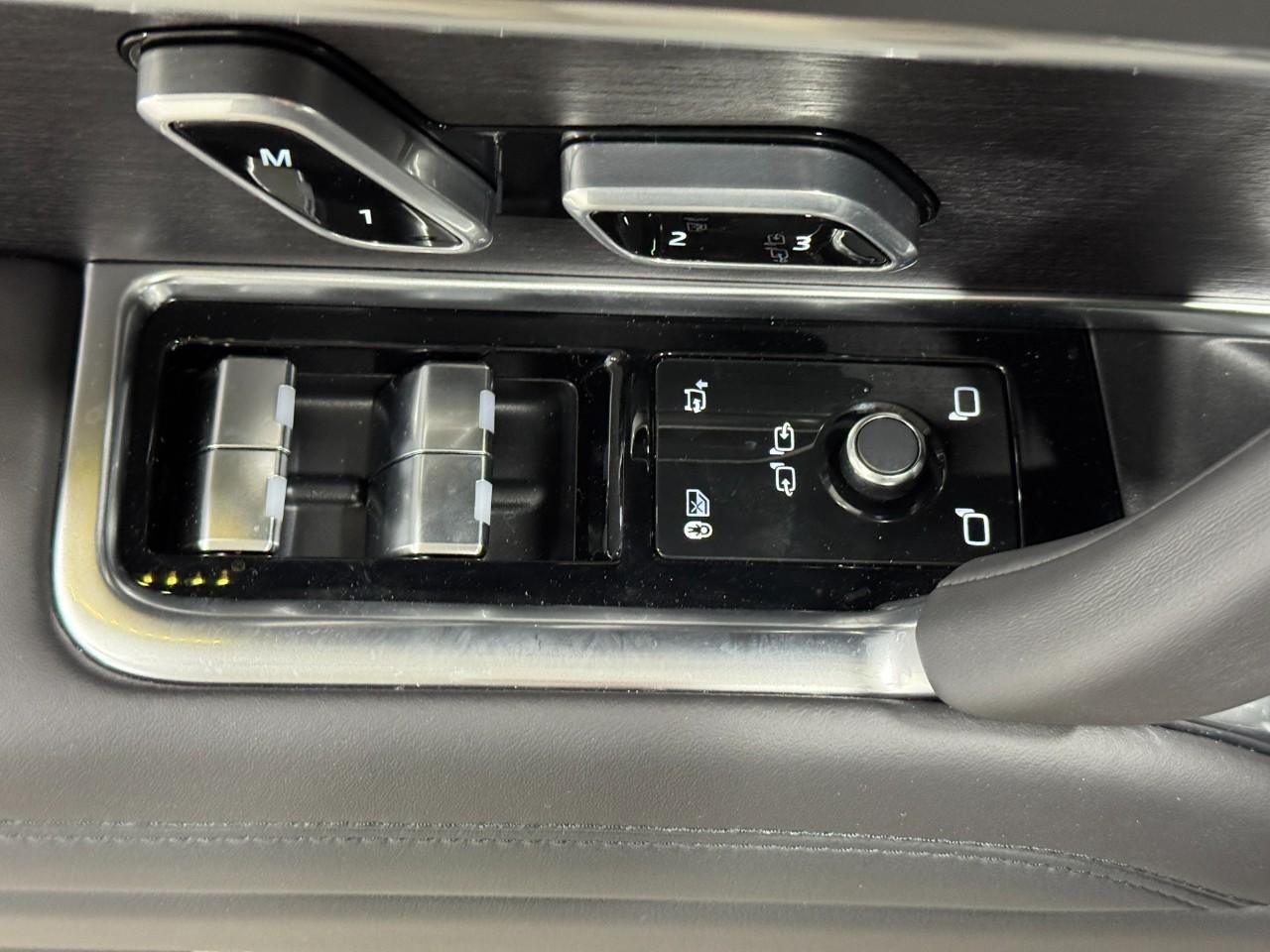 Land Rover Range Rover Vehicle Full-screen Gallery Image 25