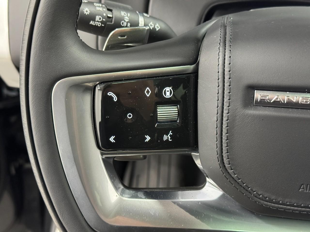 Land Rover Range Rover Vehicle Full-screen Gallery Image 30