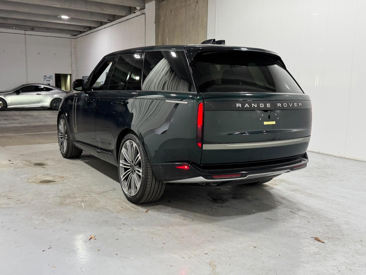 Land Rover Range Rover Vehicle Full-screen Gallery Image 3