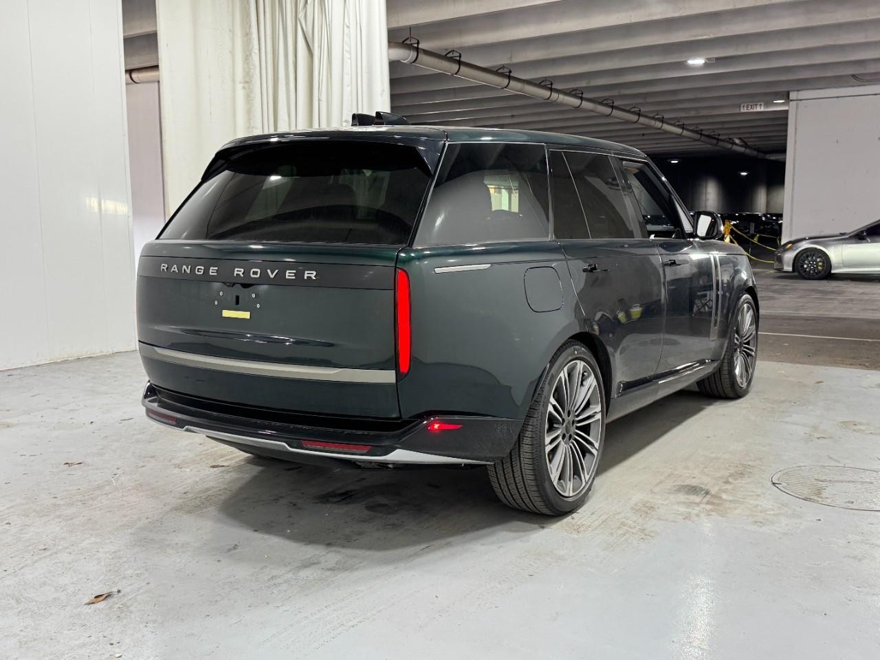 Land Rover Range Rover Vehicle Full-screen Gallery Image 4