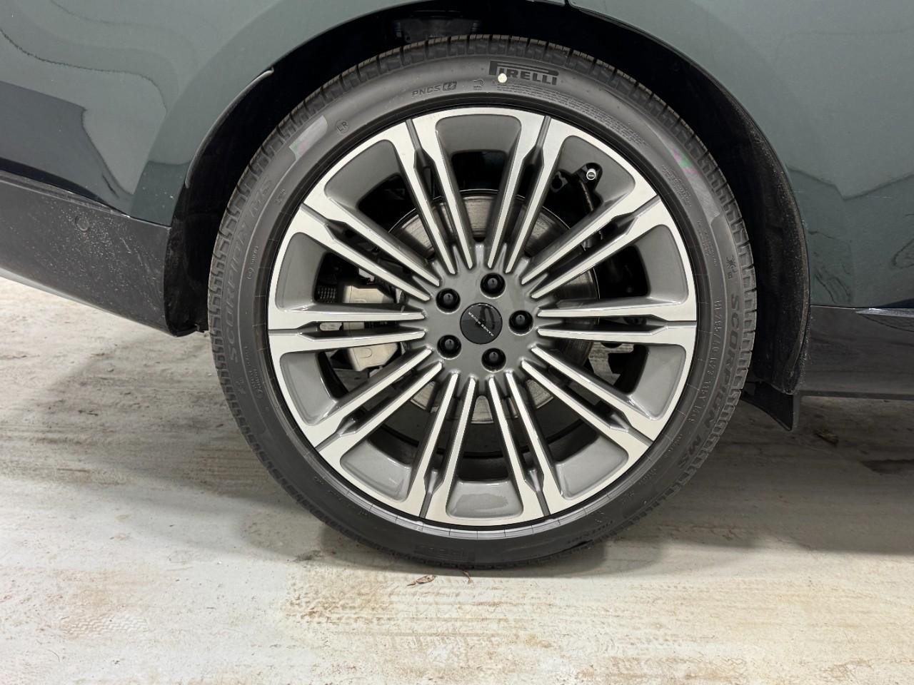 Land Rover Range Rover Vehicle Full-screen Gallery Image 5