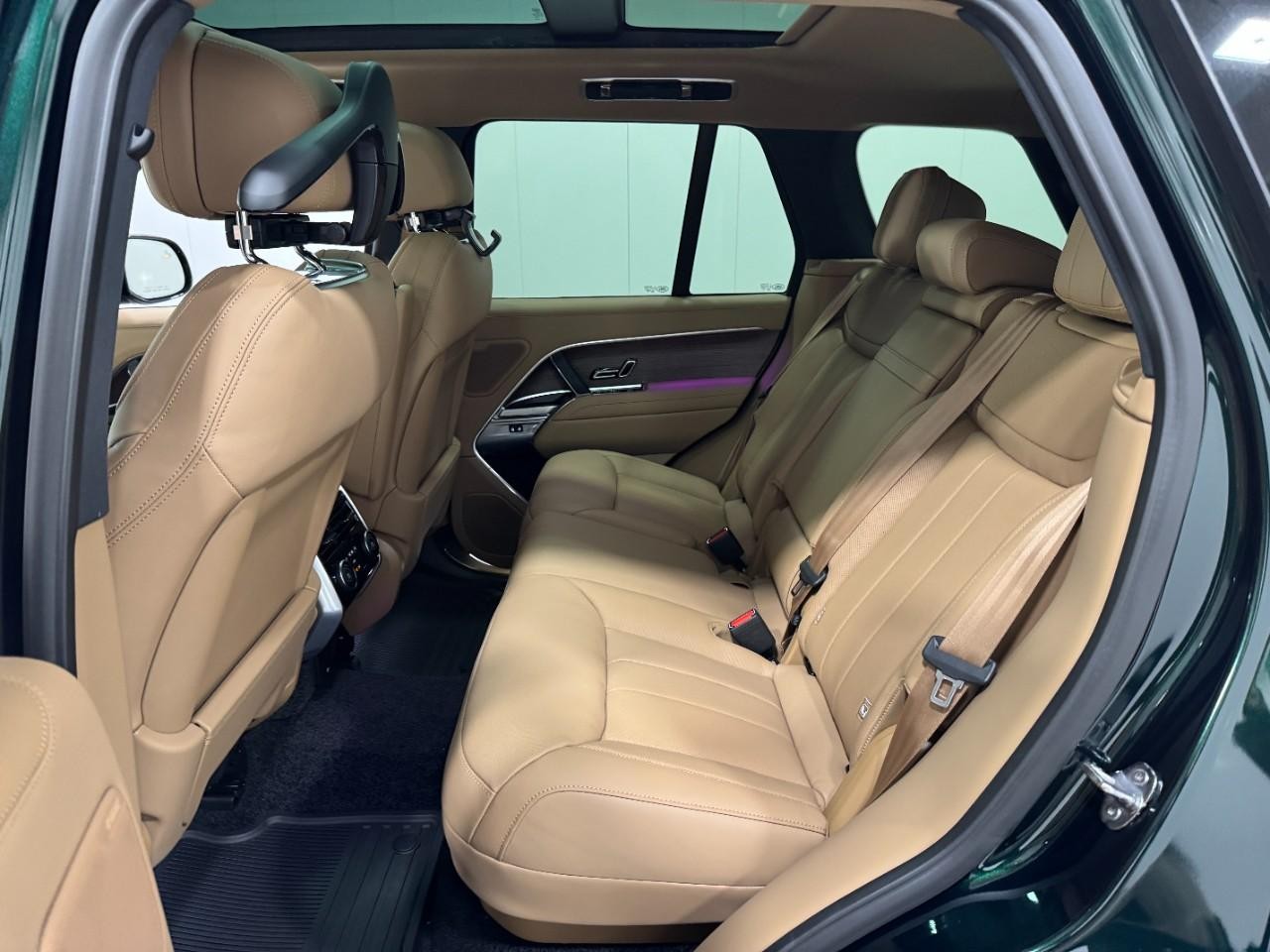 Land Rover Range Rover Vehicle Full-screen Gallery Image 8