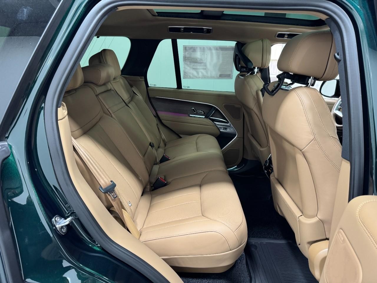 Land Rover Range Rover Vehicle Full-screen Gallery Image 10