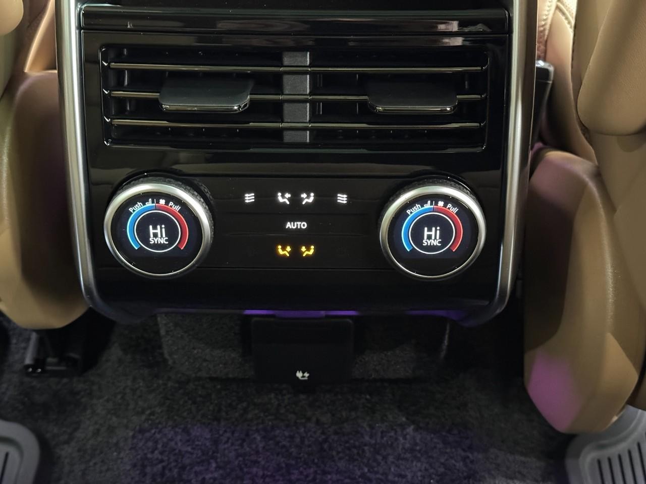 Land Rover Range Rover Vehicle Full-screen Gallery Image 11