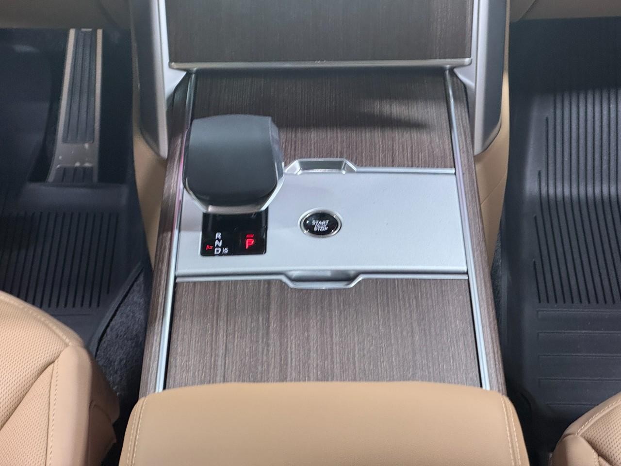 Land Rover Range Rover Vehicle Full-screen Gallery Image 16