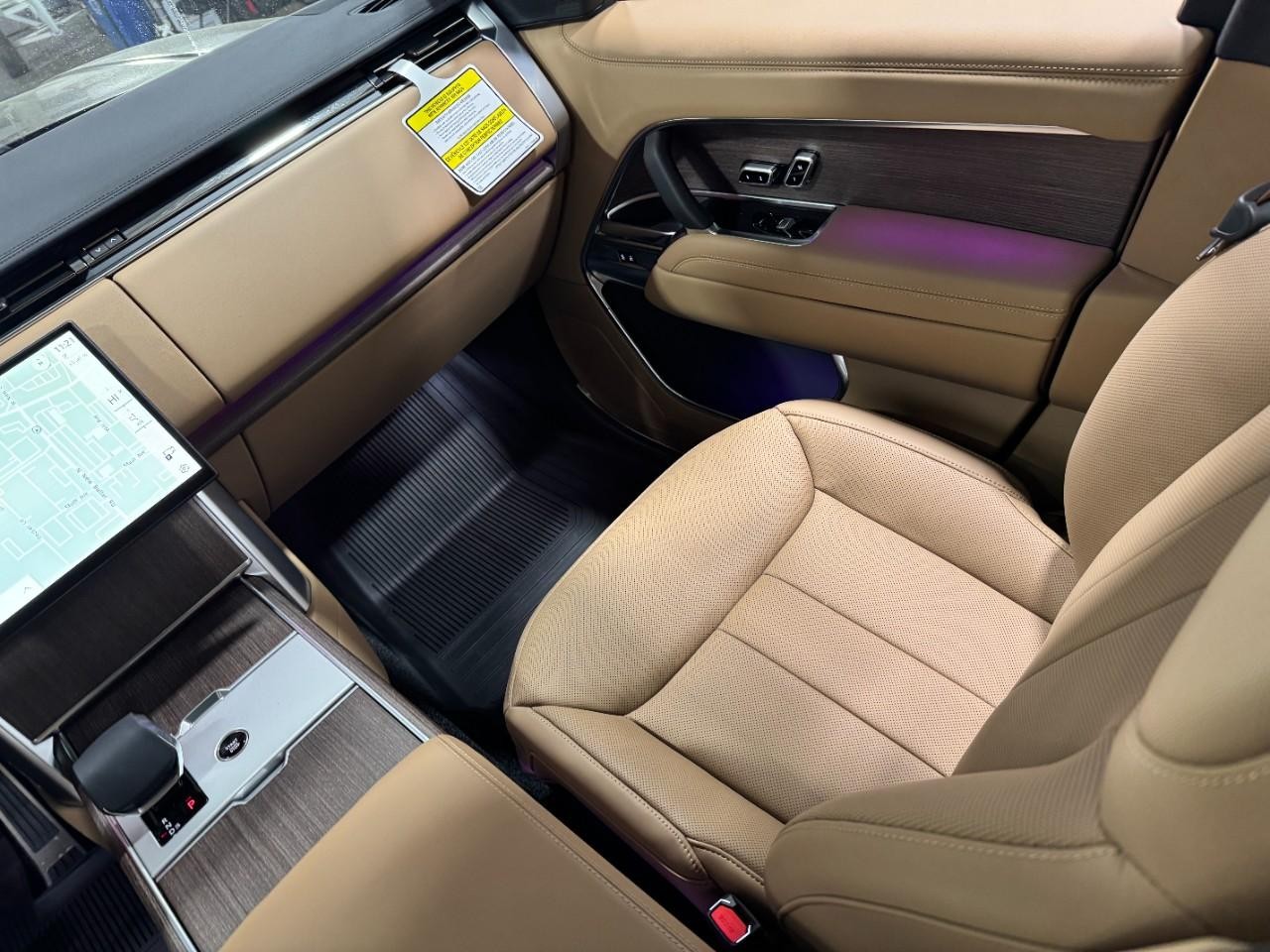 Land Rover Range Rover Vehicle Full-screen Gallery Image 17