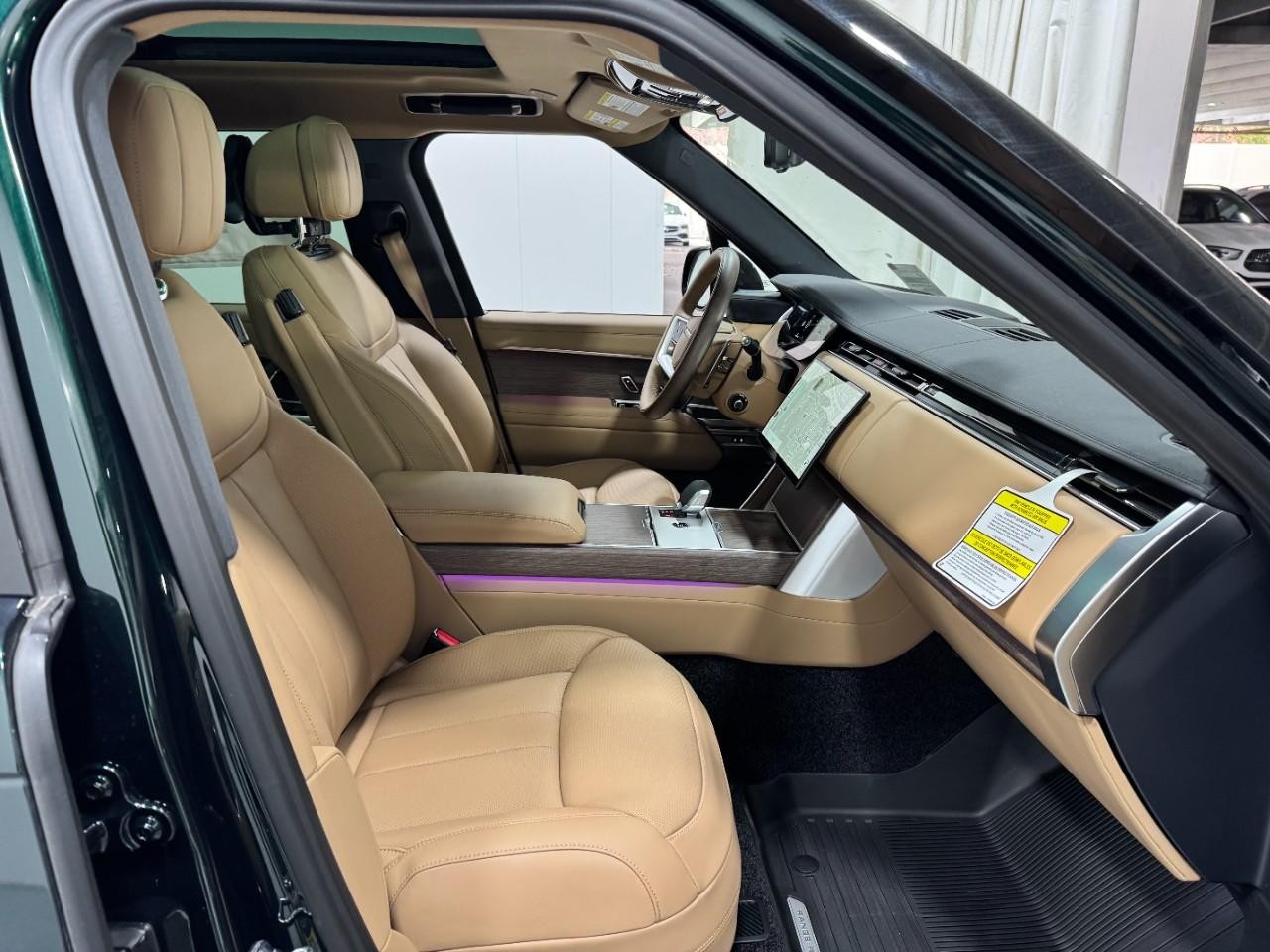 Land Rover Range Rover Vehicle Full-screen Gallery Image 18