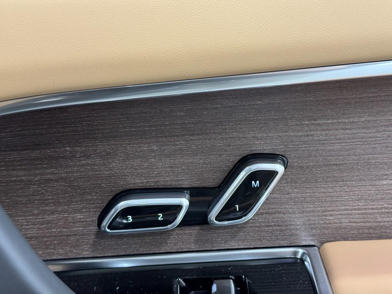 Land Rover Range Rover Vehicle Full-screen Gallery Image 20