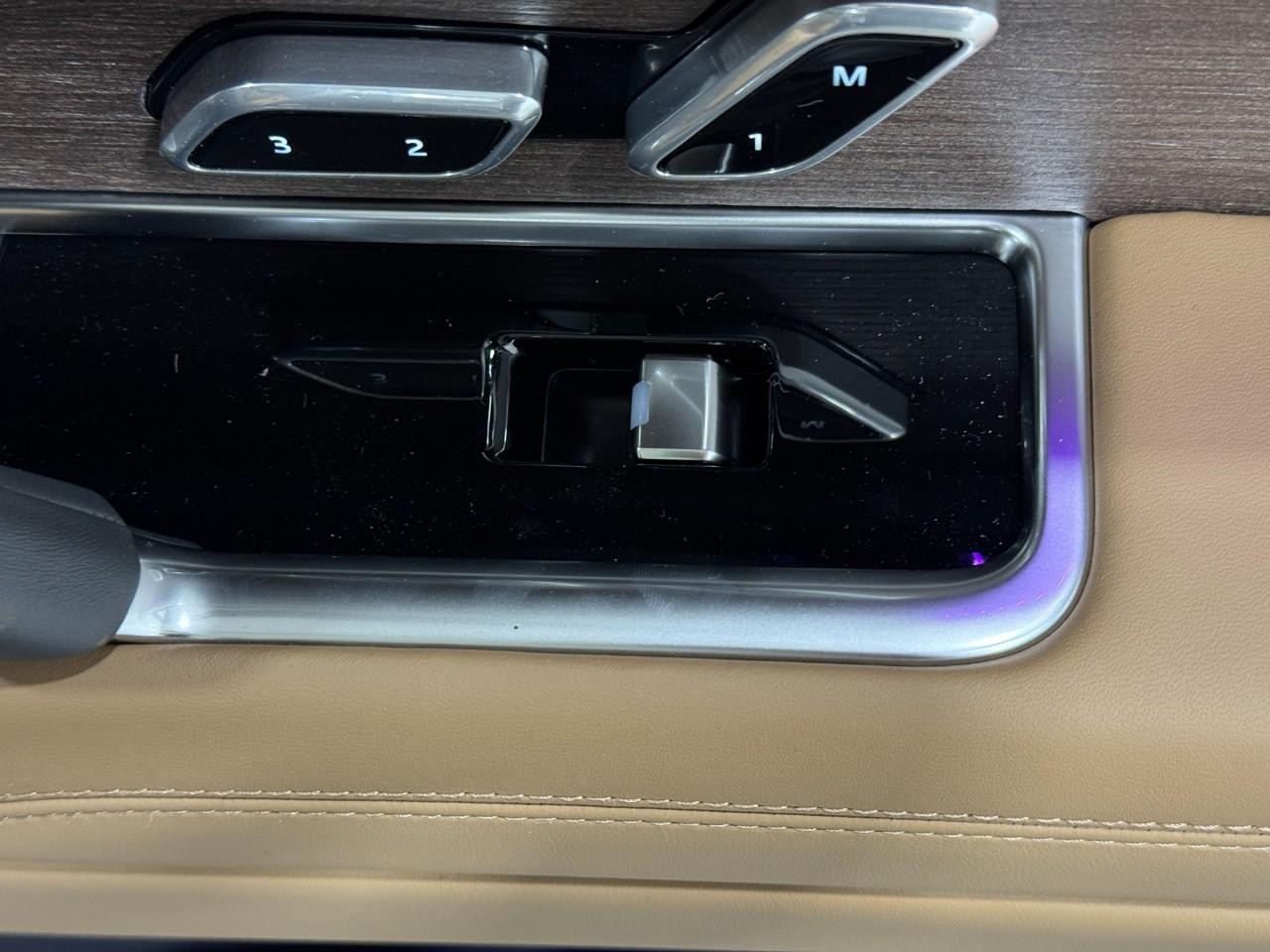 Land Rover Range Rover Vehicle Full-screen Gallery Image 21