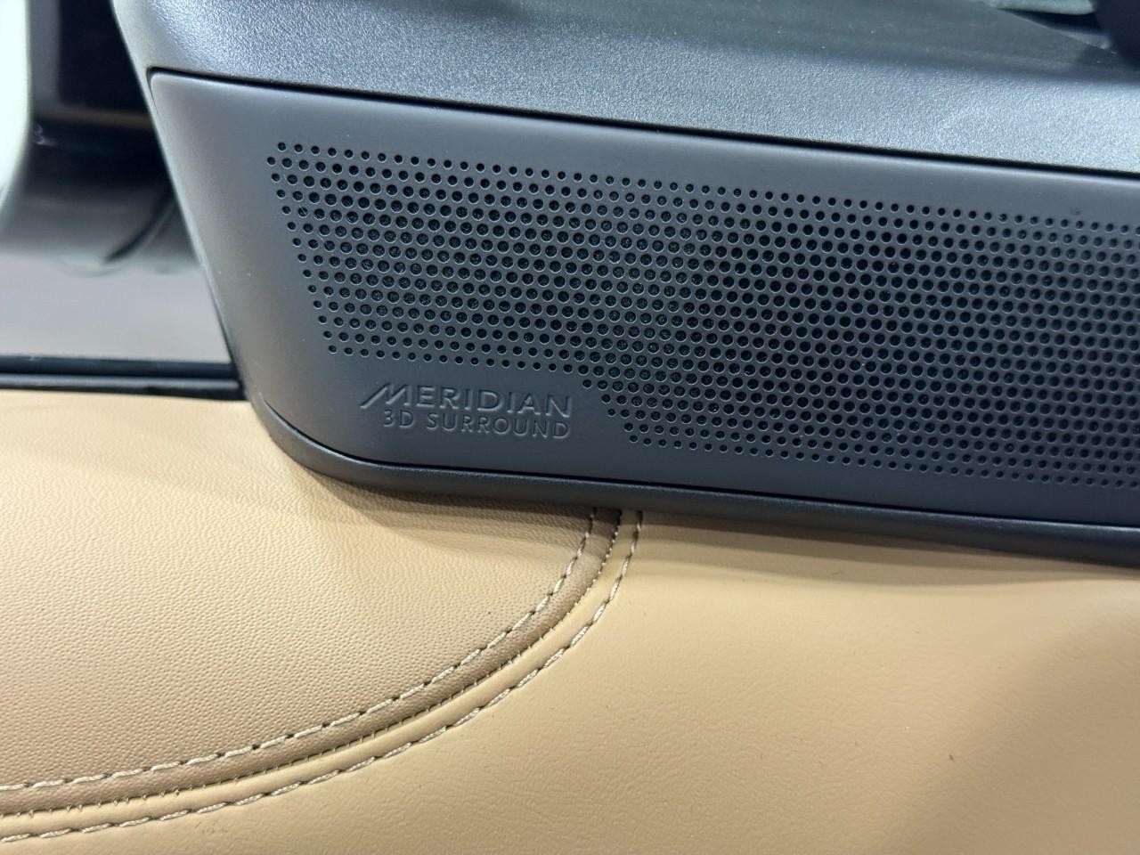 Land Rover Range Rover Vehicle Full-screen Gallery Image 23