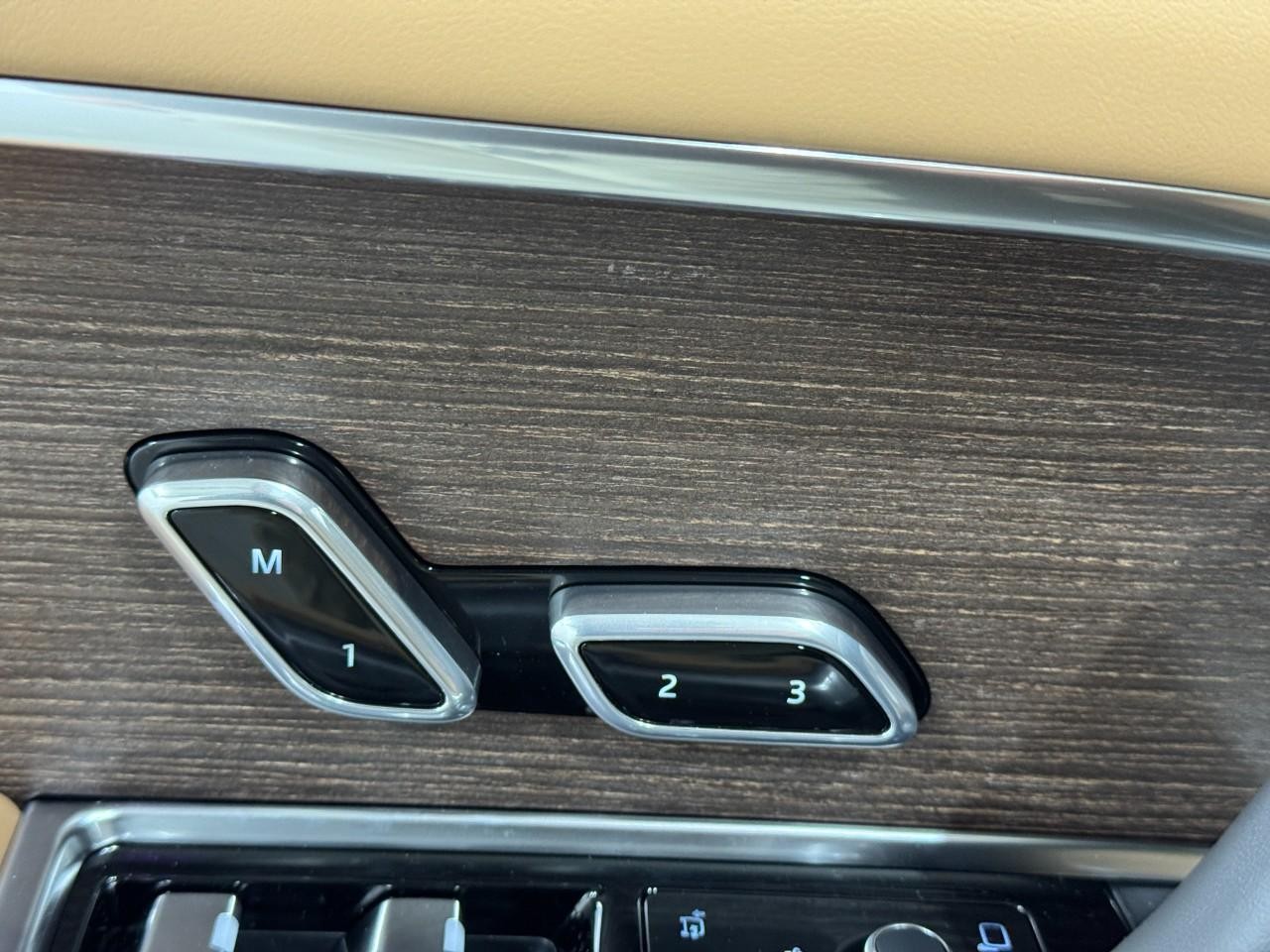 Land Rover Range Rover Vehicle Full-screen Gallery Image 24