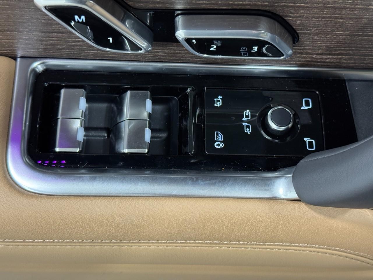 Land Rover Range Rover Vehicle Full-screen Gallery Image 25