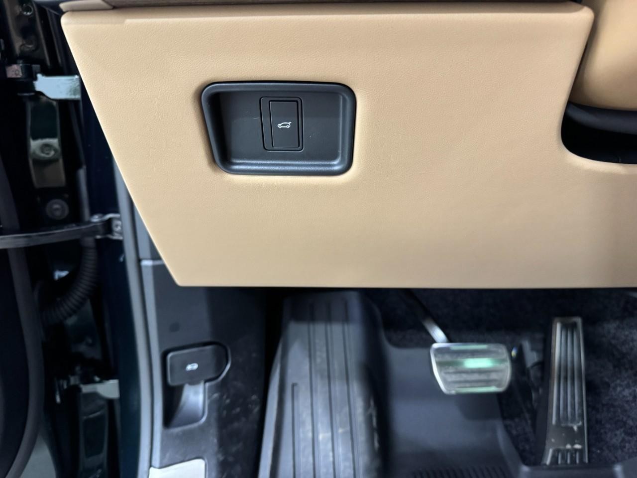 Land Rover Range Rover Vehicle Full-screen Gallery Image 29