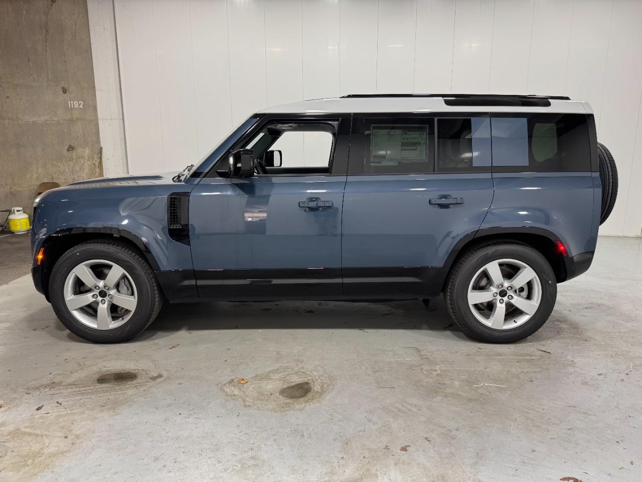 Land Rover Defender Vehicle Full-screen Gallery Image 2