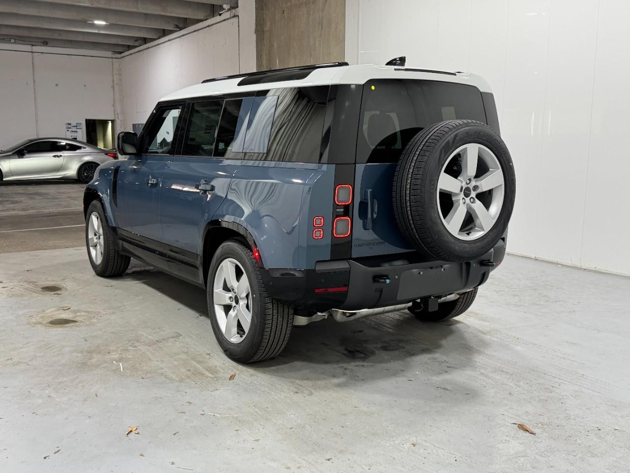 Land Rover Defender Vehicle Full-screen Gallery Image 3