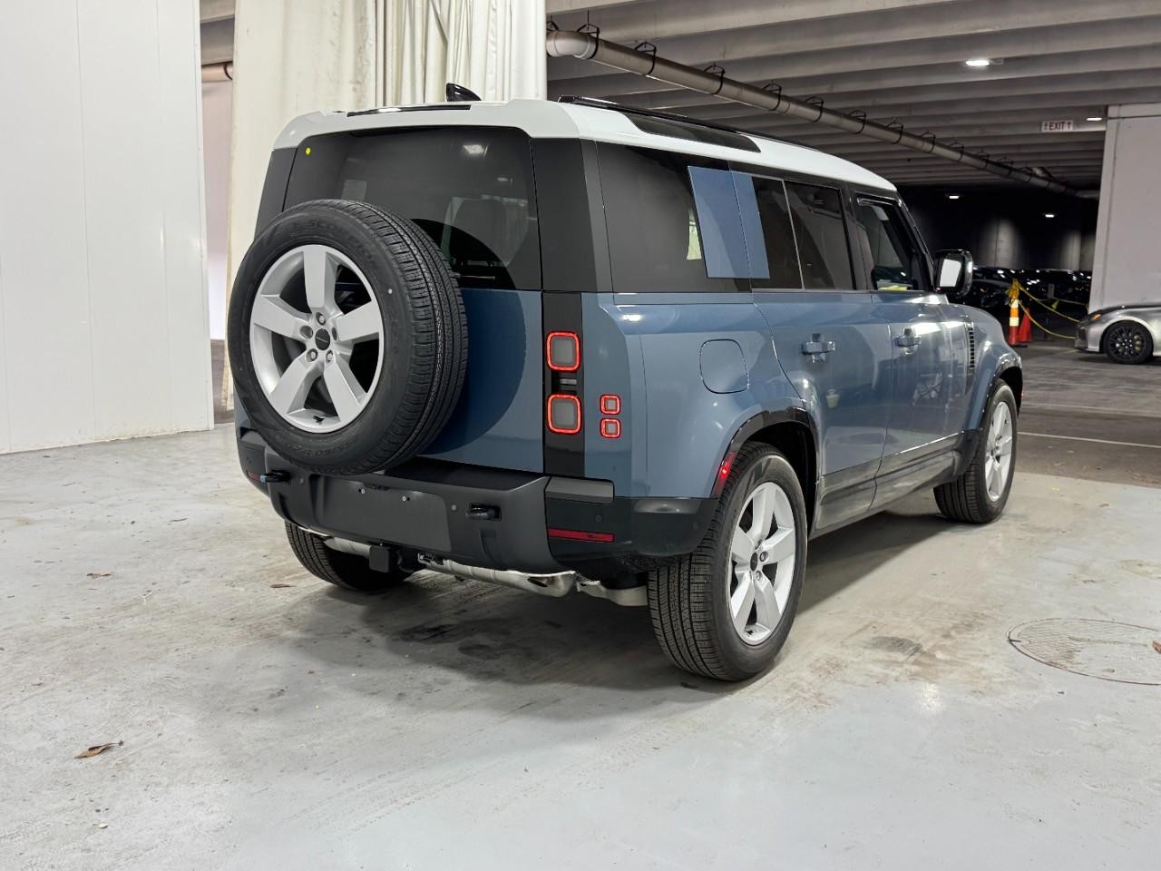 Land Rover Defender Vehicle Full-screen Gallery Image 4