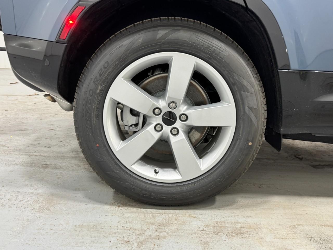 Land Rover Defender Vehicle Full-screen Gallery Image 5