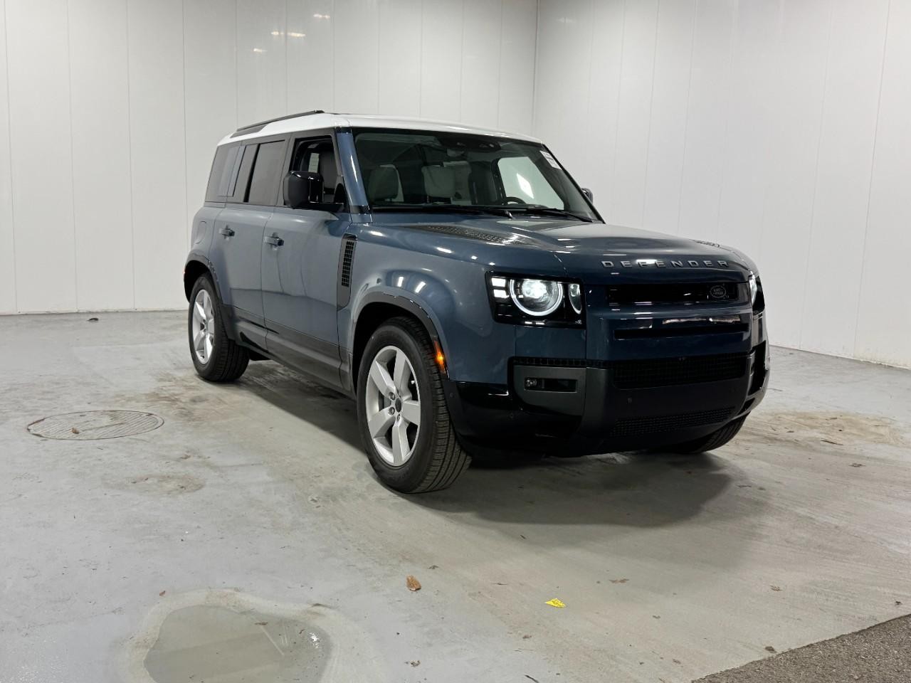 Land Rover Defender Vehicle Full-screen Gallery Image 6