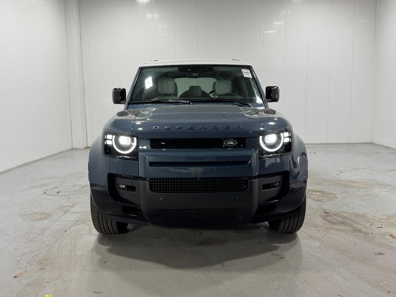 Land Rover Defender Vehicle Full-screen Gallery Image 7