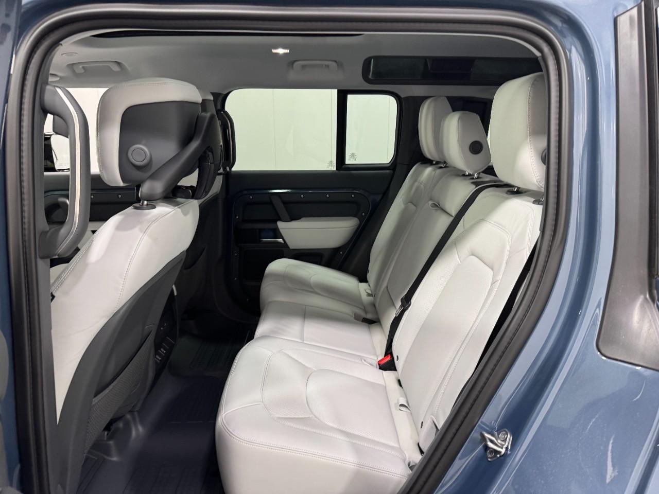 Land Rover Defender Vehicle Full-screen Gallery Image 8