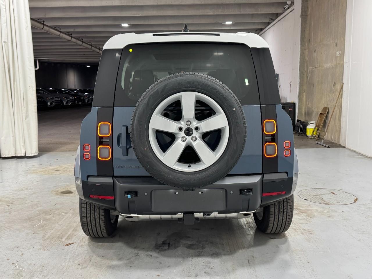 Land Rover Defender Vehicle Full-screen Gallery Image 9
