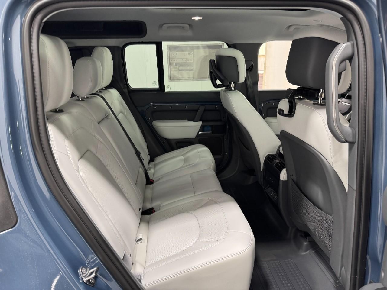 Land Rover Defender Vehicle Full-screen Gallery Image 10