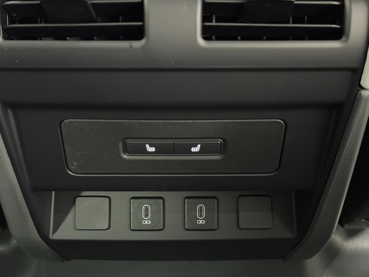 Land Rover Defender Vehicle Full-screen Gallery Image 11