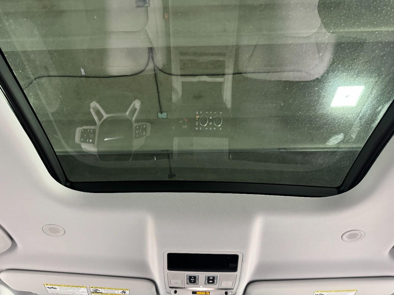 Land Rover Defender Vehicle Full-screen Gallery Image 12