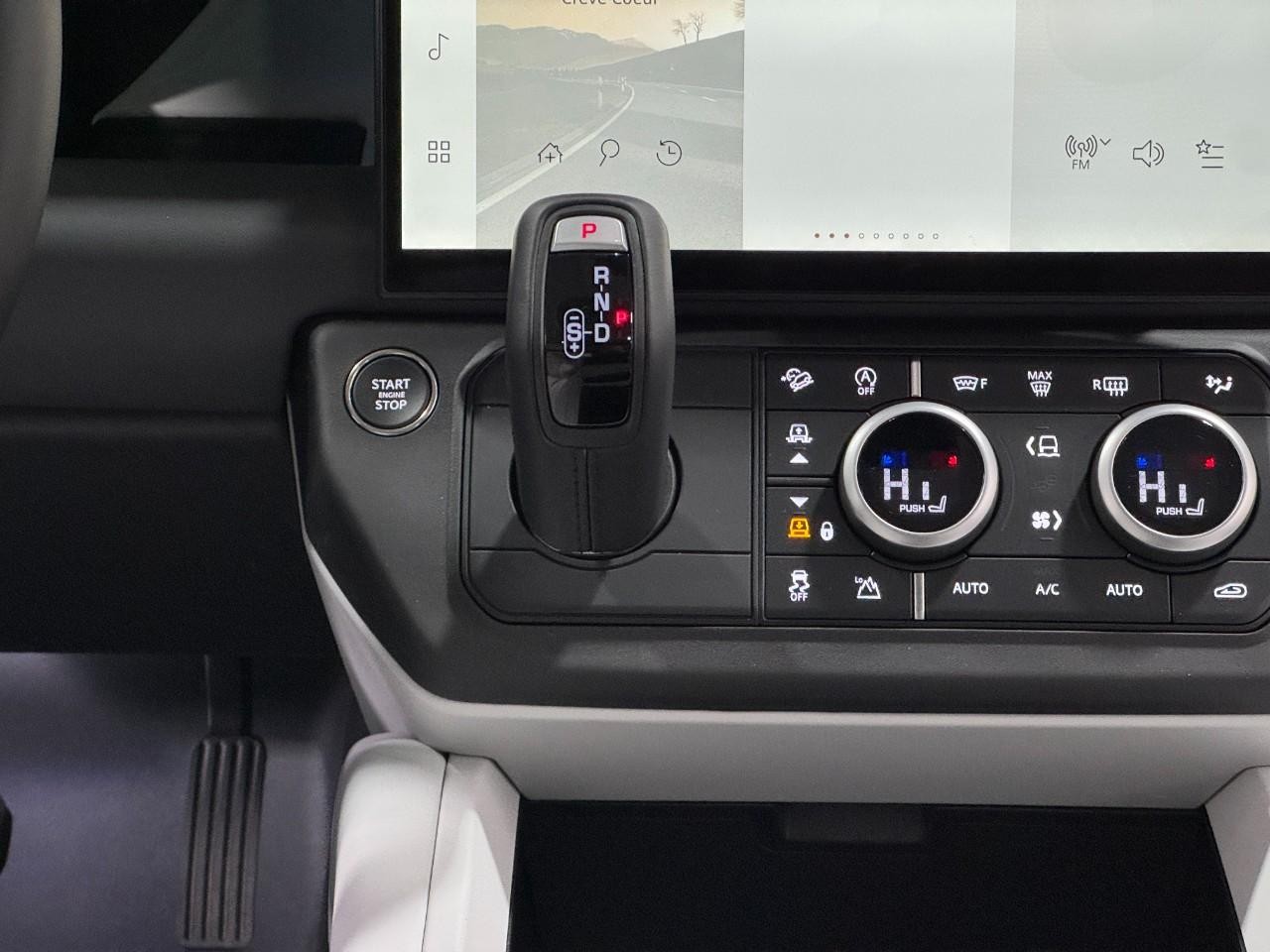 Land Rover Defender Vehicle Full-screen Gallery Image 17