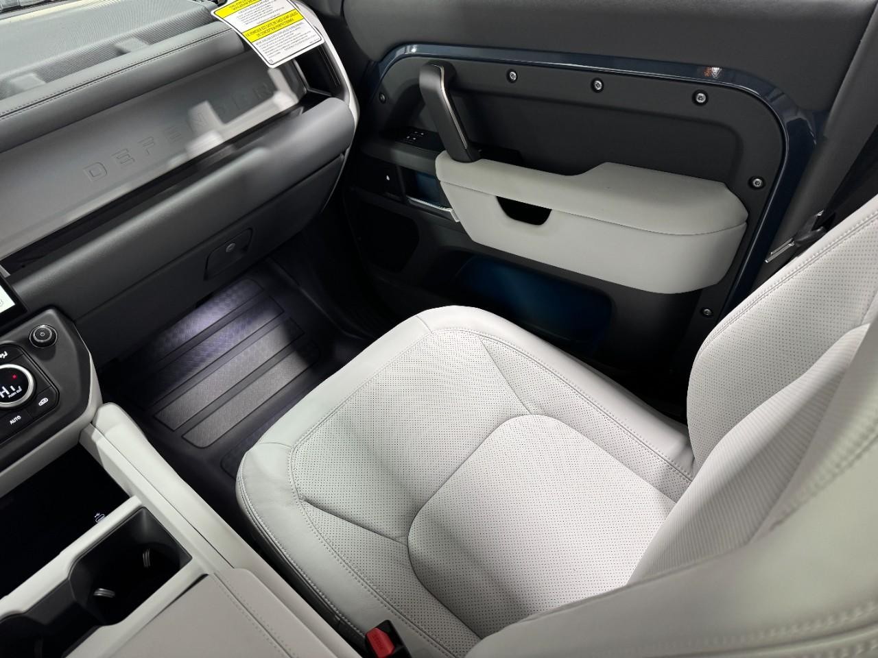 Land Rover Defender Vehicle Full-screen Gallery Image 18