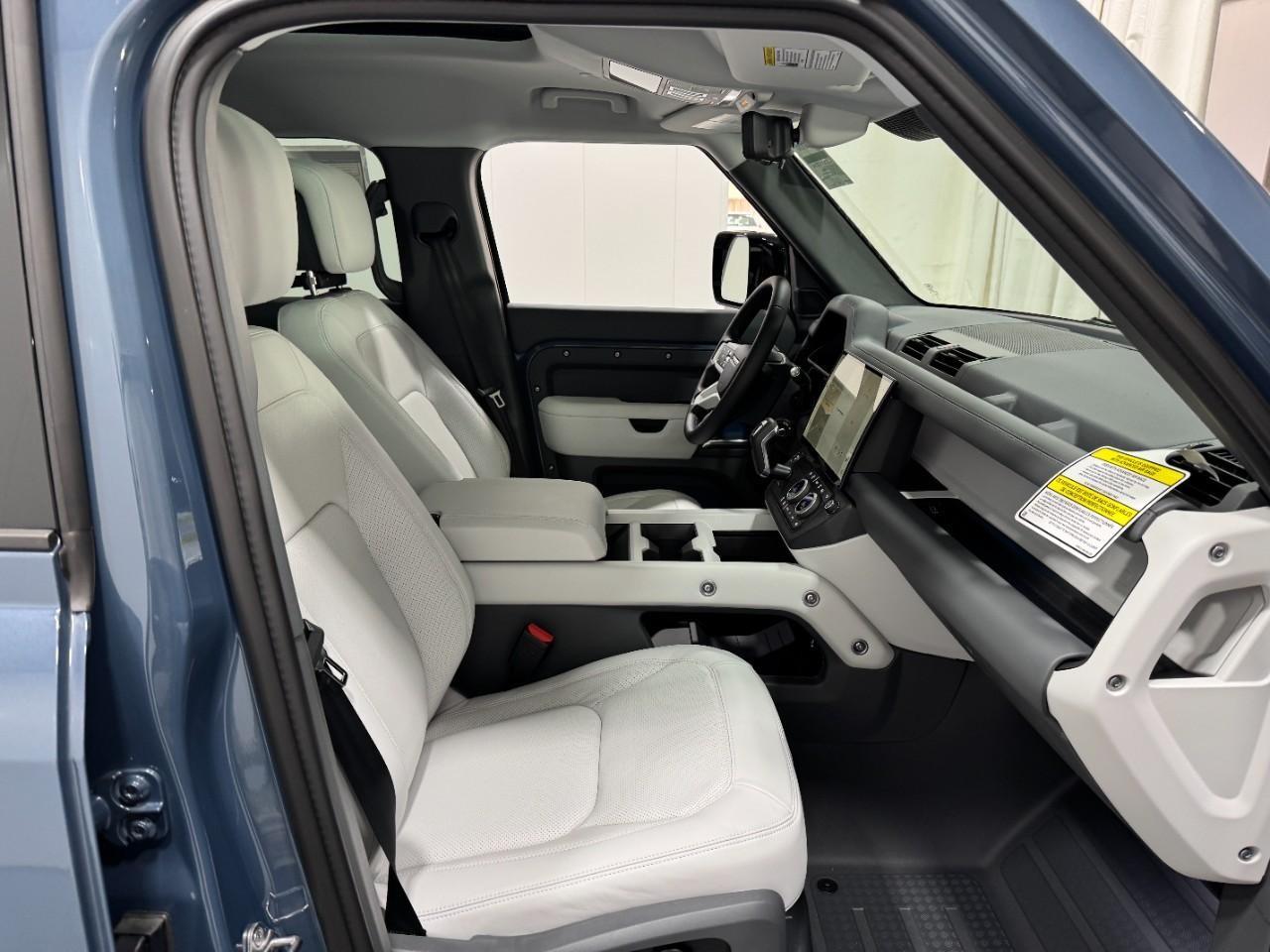 Land Rover Defender Vehicle Full-screen Gallery Image 19