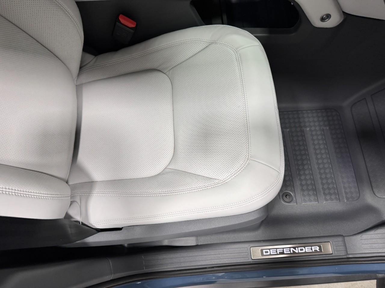 Land Rover Defender Vehicle Full-screen Gallery Image 20