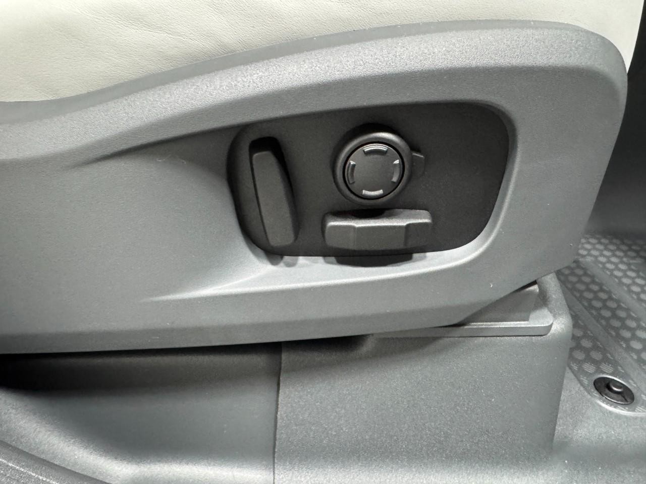 Land Rover Defender Vehicle Full-screen Gallery Image 21