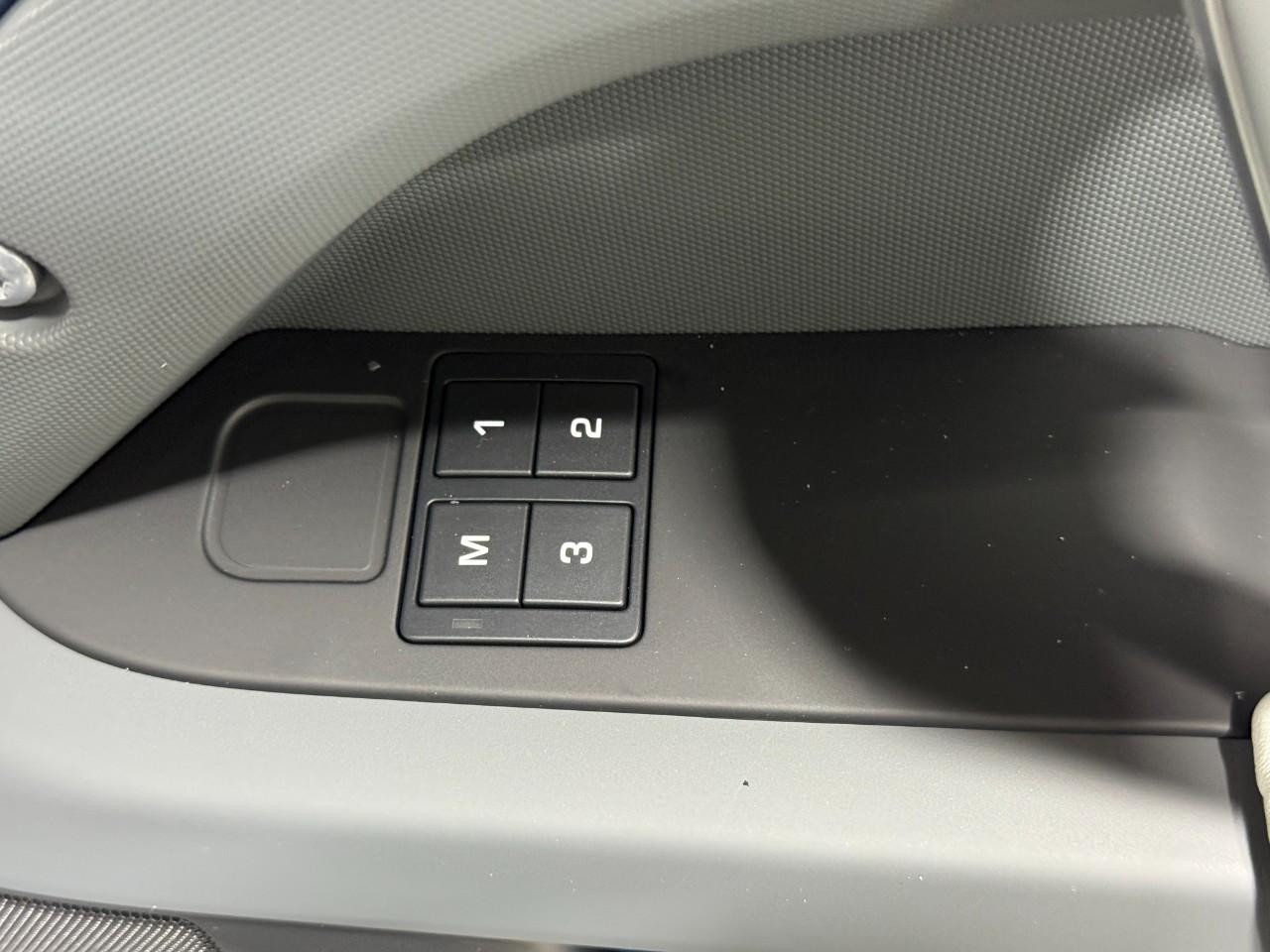 Land Rover Defender Vehicle Full-screen Gallery Image 22