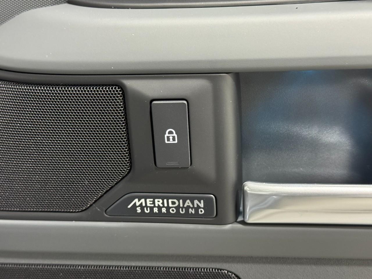 Land Rover Defender Vehicle Full-screen Gallery Image 23