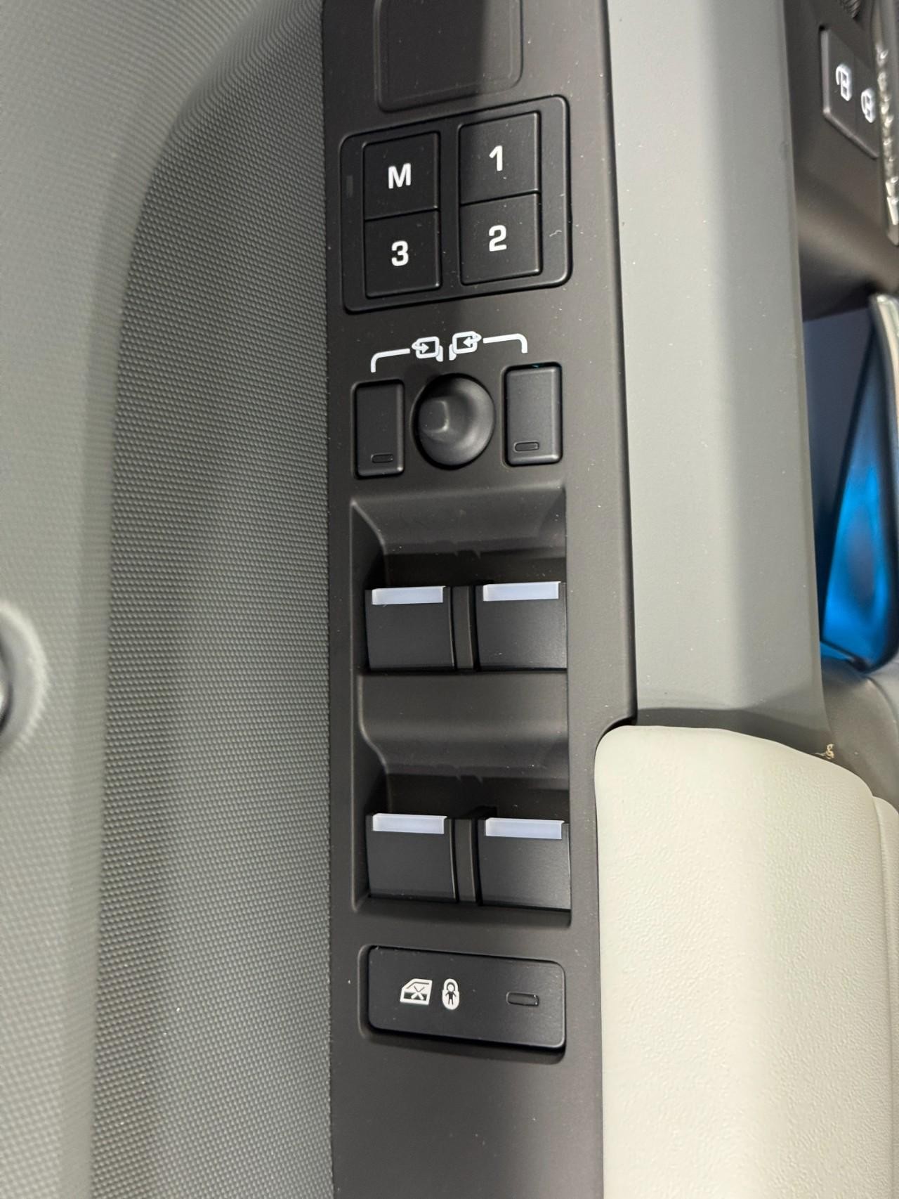 Land Rover Defender Vehicle Full-screen Gallery Image 24