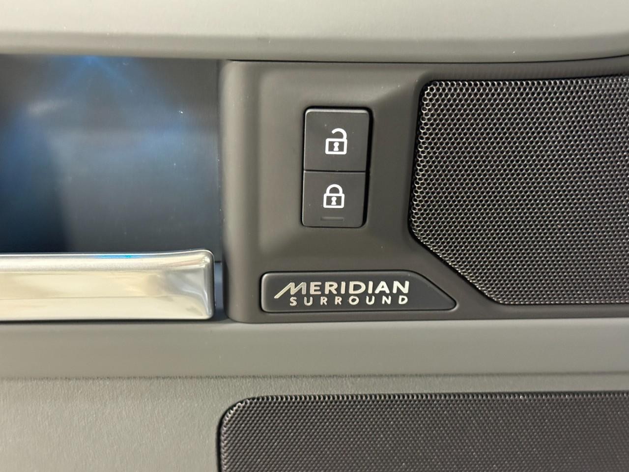 Land Rover Defender Vehicle Full-screen Gallery Image 25