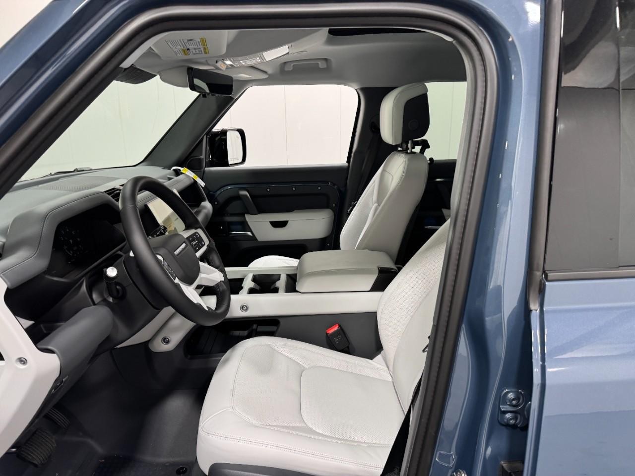 Land Rover Defender Vehicle Full-screen Gallery Image 26