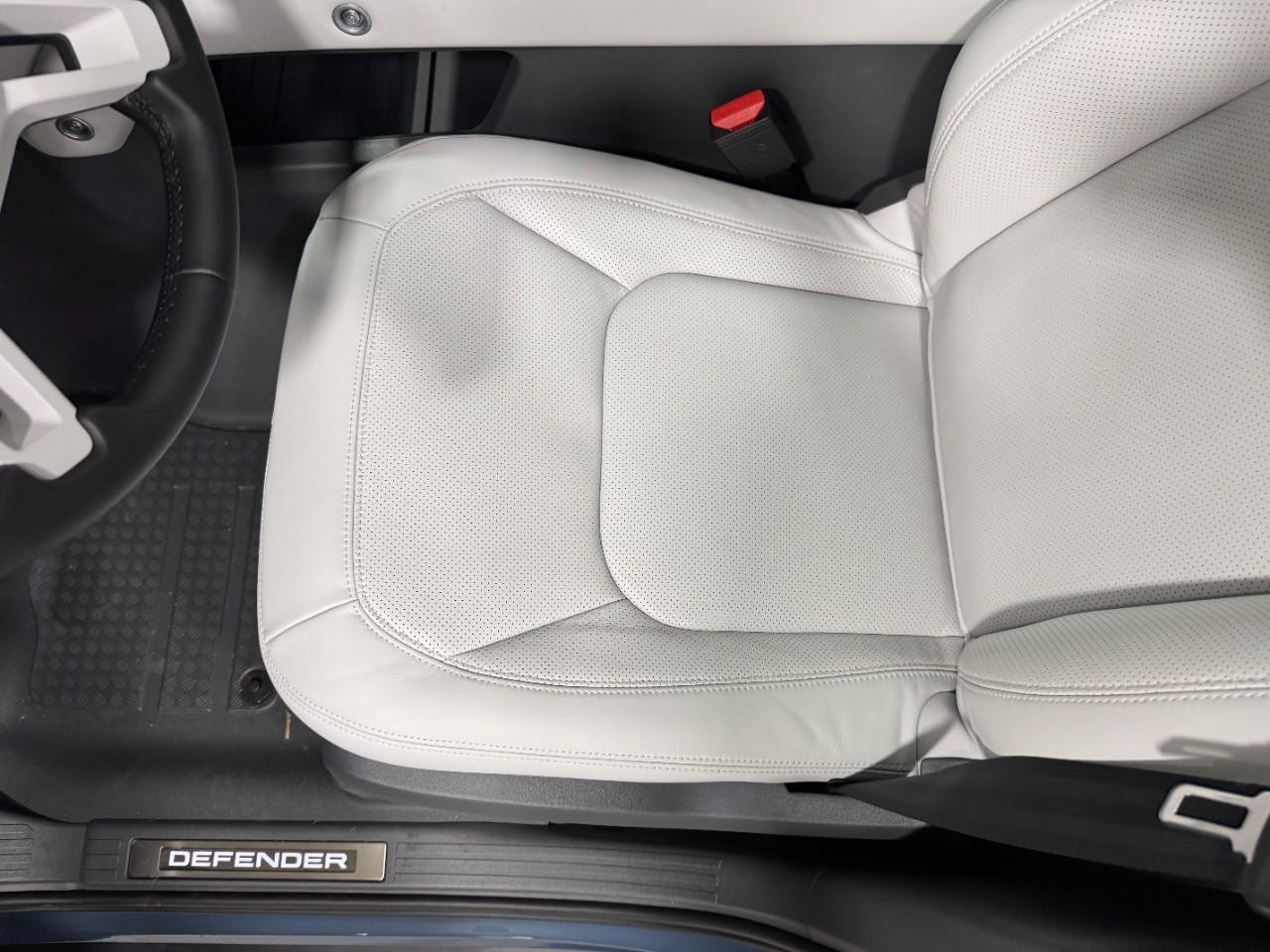 Land Rover Defender Vehicle Full-screen Gallery Image 27