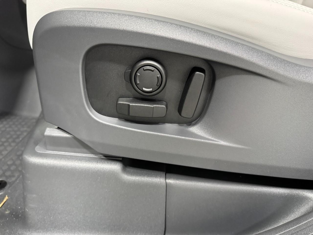 Land Rover Defender Vehicle Full-screen Gallery Image 28