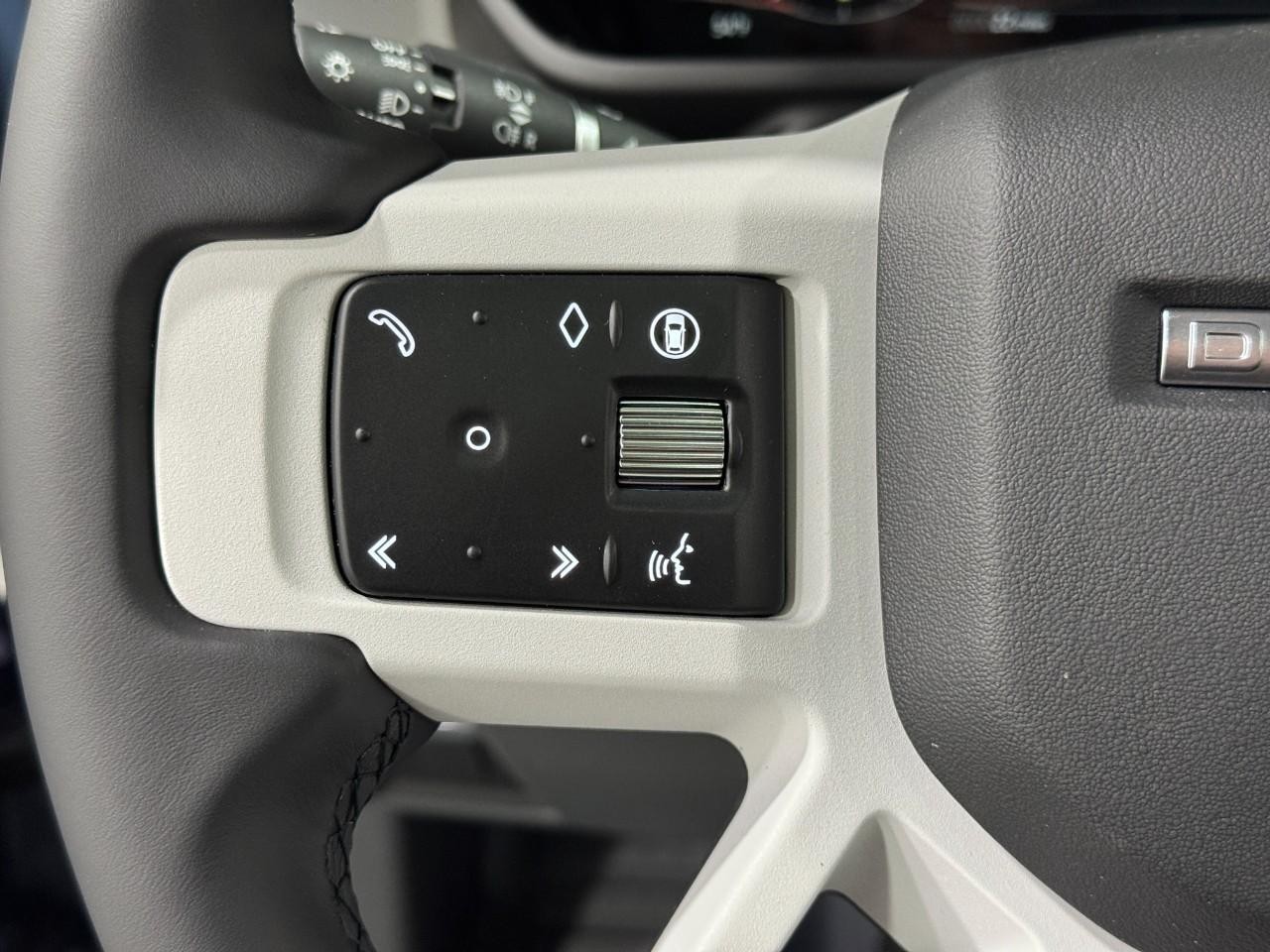 Land Rover Defender Vehicle Full-screen Gallery Image 30