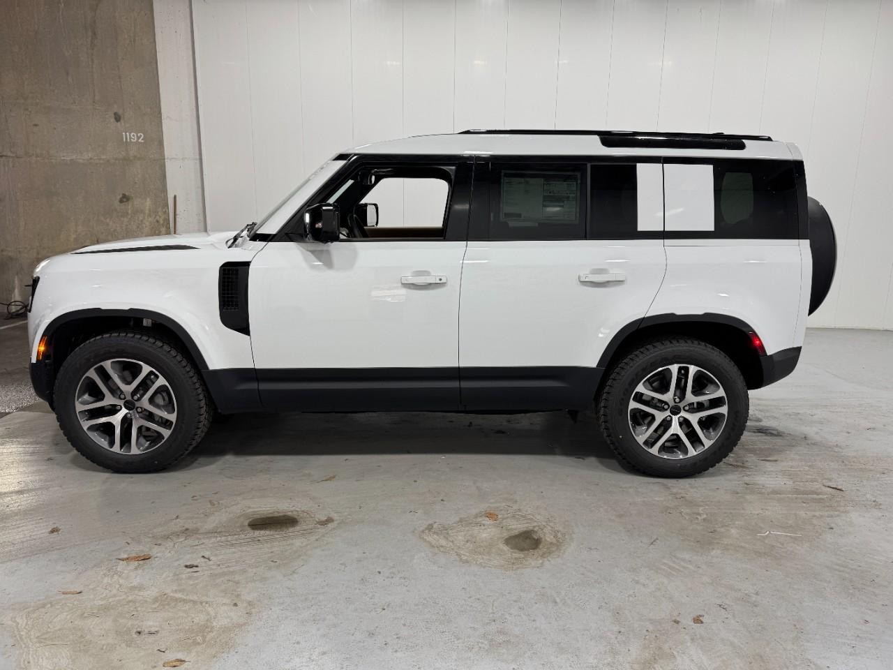 Land Rover Defender Vehicle Full-screen Gallery Image 2