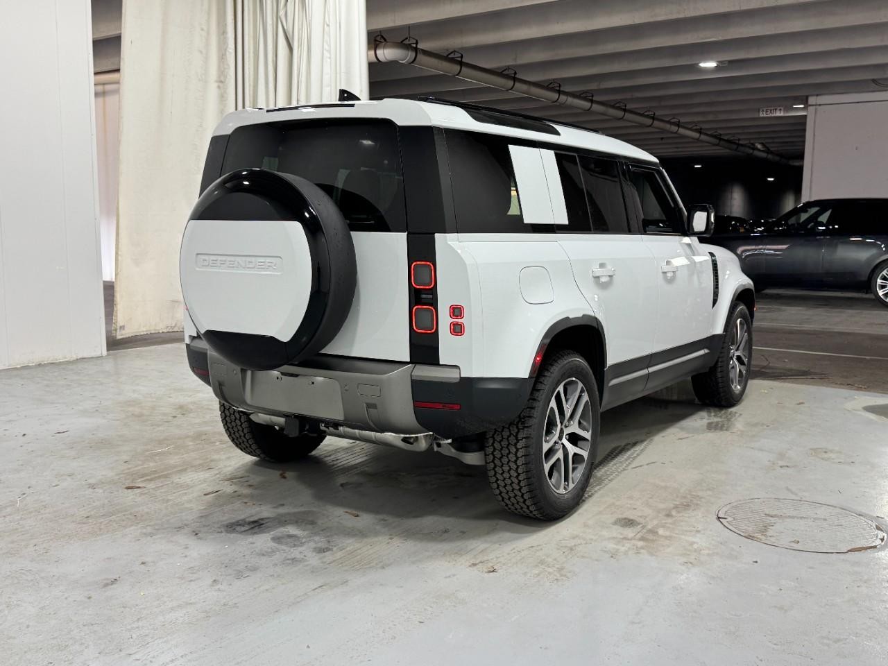 Land Rover Defender Vehicle Full-screen Gallery Image 4