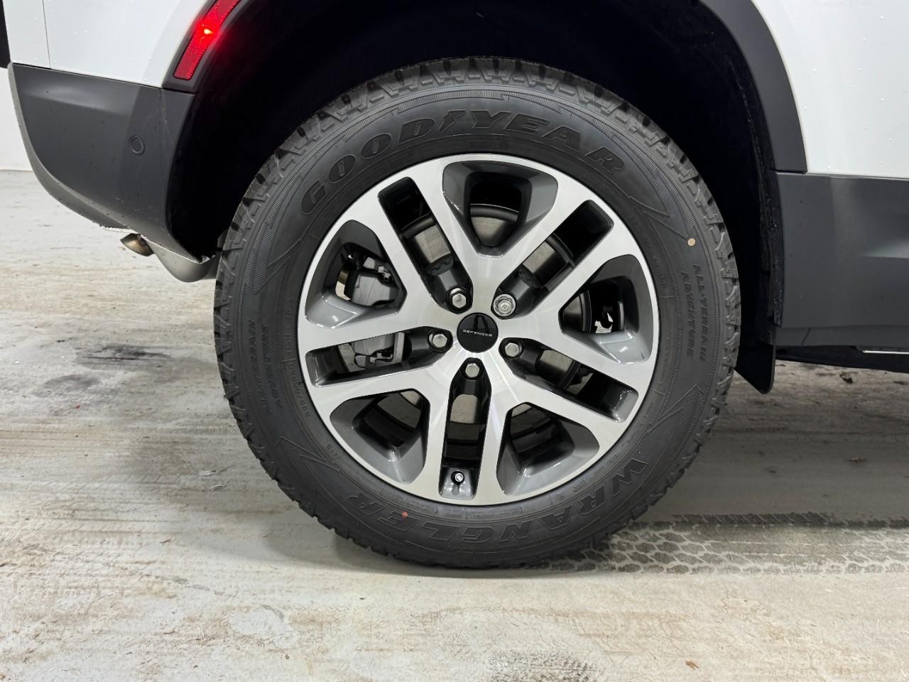 Land Rover Defender Vehicle Full-screen Gallery Image 5