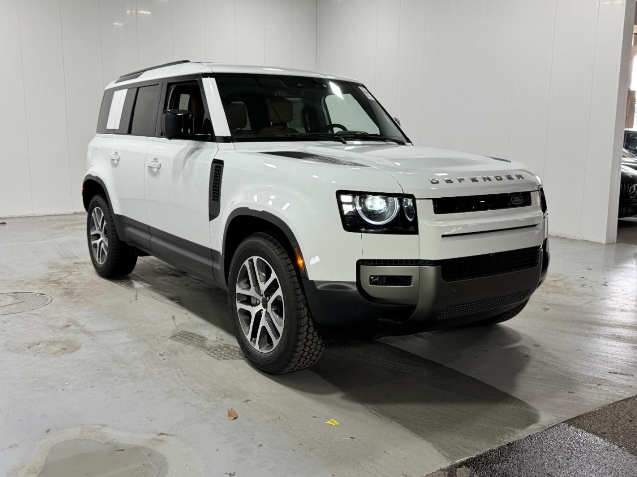 Land Rover Defender Vehicle Full-screen Gallery Image 6